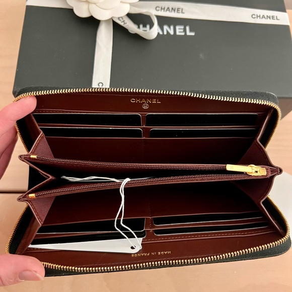 CHANEL Classic Long Zipped Wallet - Picture 4 of 7